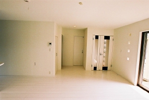 内装はすべて白で統一され、明るく広いお部屋ができました。