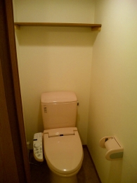 トイレの上に棚をつけました。