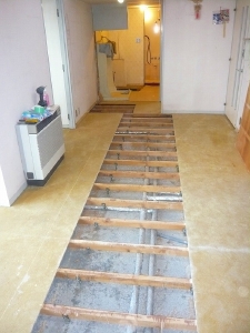 カーペットと床をはがしたので、床下の鉄管が見えます。