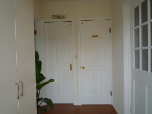 真っ白で可愛らしいドアが並んでいます。