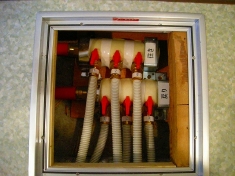 温水暖房機の床下配管です。鉄管から樹脂製に変更し、さらに温水を暖房機ごと(個別)に送ることができます。