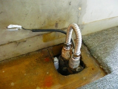 温水暖房機の接続部分です。配管（鉄管）につながっています。